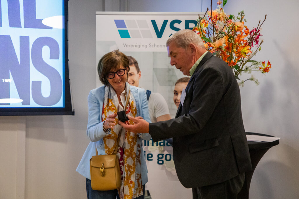 Els Nys krijgt speld Lid van Verdienste VSR